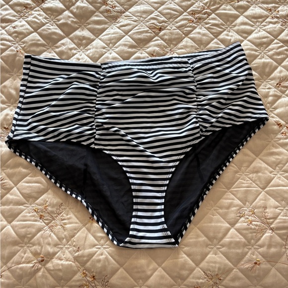 Torrid Black and White Striped Swim Bottom Size 3 - Picture 1 of 5